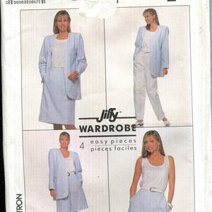 Puede incluir: Patrón Simplicity 9053 para un guardarropa Jiffy, con chaqueta, falda, pantalón y shorts. El patrón incluye cuatro piezas fáciles. La talla es KK (8-14). La imagen muestra los diseños de ropa.