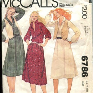 Può includere: Cartamodello vintage McCall's 6786 con illustrazioni di tre modelli di abiti. Il modello include le taglie 9-10 e una misura del busto di 77,5 cm. Il modello è della società Norton Simon Inc.