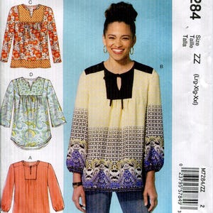 Könnte beinhalten: McCall's Schnittmuster M7284 mit einer Frau in einer Bluse mit Muster. Das Schnittmuster bietet verschiedene Blusenstile und Größenangaben in Zentimetern.
