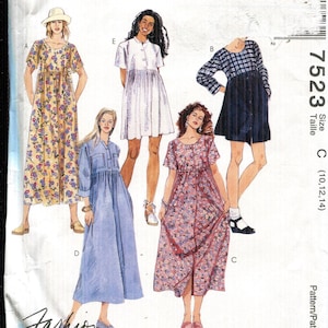 Op de afbeelding: McCall's 7523 naaipatroon met verschillende jurk ontwerpen. Het patroon bevat illustraties van jurken met verschillende stijlen, waaronder bloemenprints en knoopsluitingen. De prijs is $10,25.
