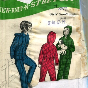 Könnte beinhalten: Vintage Schnittmuster für einen Mädchen-Sno-Mobile-Anzug. Das Muster zeigt Illustrationen von Kindern in blauen, roten und grünen Schneeanzügen. Das Muster ist mit "SEW-KNIT-N-STRETCH" gekennzeichnet und enthält die Größen 8-10-12-14.