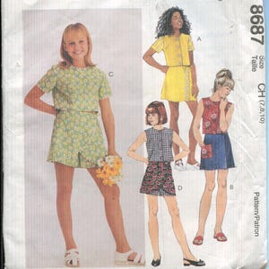 Può includere: Modello di cucito McCall's 8687 con vari outfit. La copertina mostra illustrazioni di donne che indossano un completo giallo a due pezzi, un completo con pantaloncini floreali verdi, un top floreale rosso con gonna blu e un top a quadri bianco e nero.