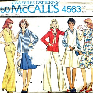 Puede incluir: Patrón de costura vintage McCall's 4563 para tops, faldas y pantalones de mujer. El patrón presenta ilustraciones de conjuntos, incluyendo un traje pantalón amarillo, un top a rayas con una falda azul y una chaqueta roja con pantalones blancos. Talla 20, busto 107 cm.