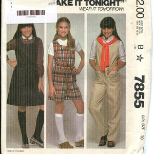 Puede incluir: Patrón de costura McCall's vintage, número 7855, para ropa de niña. El patrón presenta tres opciones de vestuario: un vestido, un pelele y un mono. El patrón incluye el texto "MAKE IT TONIGHT" y "WEAR IT TOMORROW!"