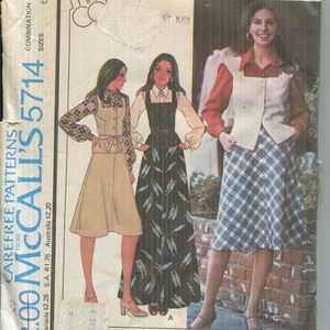 Puede incluir: Patrón de costura vintage McCall's 5714 para chaleco y falda de mujer, con tres diseños de moda ilustrados. El sobre del patrón es de color crema con texto e ilustraciones, incluido el precio y las tallas.