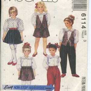 Puede incluir: Patrón de costura McCall's para ropa de niños, con varios conjuntos. El patrón incluye opciones para una falda, pantalones cortos, pantalones y un chaleco. La imagen muestra ilustraciones de las prendas terminadas, con el texto "Easy Non-Stop Wardrobe for Kids."