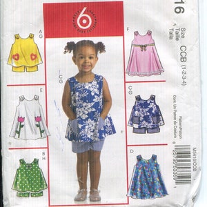 Könnte beinhalten: McCall's M5416 Schnittmuster mit sechs Designs für Kinderkleidung. Das Muster beinhaltet Optionen für Kleider und Oberteile mit Shorts. Das Bild zeigt ein junges Mädchen, das ein blaues Oberteil und Shorts mit Blumenmuster trägt.
