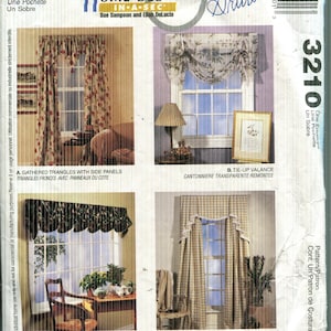 Puede incluir: Un sobre de patrón de costura McCall's Home Decor vintage. La parte frontal presenta cuatro diseños de cortinas: triángulos fruncidos, cenefa atada, cenefa ondulada y cornisa en cascada. El sobre está etiquetado como "3210".