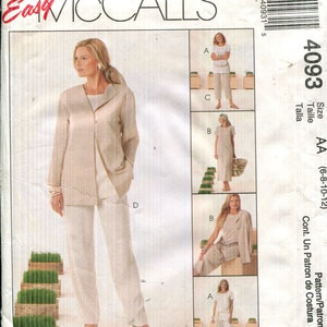 以下が含まれることがあります： ベージュのパンツスーツを着た女性が写っている、McCall'sのソーイングパターン4093。パターンには複数の衣装バリエーションが含まれています。「NON-STOP WARDROBE」の文字が見えます。