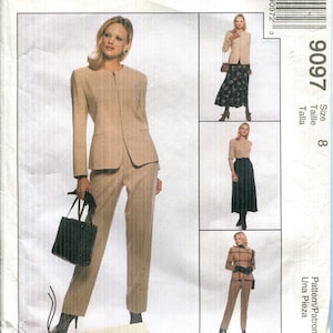 Puede incluir: Patrón de costura McCall's 9097 que muestra a una mujer con un traje color beige y un bolso a juego. El patrón incluye múltiples opciones de vestuario. El texto "JONES NEW YORK" es visible en una etiqueta.