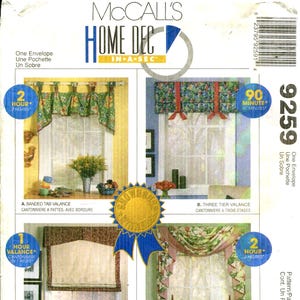 Może przedstawiać: Wzór szycia McCall's Home Dec z czterema wzorami zasłon okiennych. Wzór zawiera zasłonę z zakładkami, zasłonę trójwarstwową, zasłonę łukową z cieniem oraz klasyczny swag i jabot. Wzór jest w języku angielskim i francuskim.