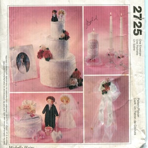 Könnte beinhalten: Eine weiße Keramik-Tasse mit schwarzem Henkel und dem Text "But First, Coffee" in schwarzer, handschriftlicher Schrift. Die Tasse steht auf einer weißen Oberfläche.