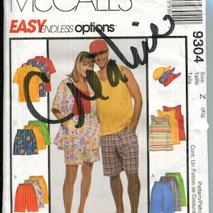 Puede incluir: Sobre de patrón de costura McCall's con una pareja modelando conjuntos de verano. El patrón incluye pantalones cortos, tops y una chaqueta. El texto "EASY ENDLESS options" se muestra en la parte superior. La talla es Z (Xlg).