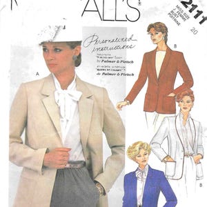Può includere: Modello di cucito McCall's 2111 con giacche. Il modello include illustrazioni di un blazer beige, un blazer color ruggine, un blazer bianco e un blazer blu. Il modello include il testo "Personalized Instructions".