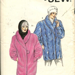 Puede incluir: Un patrón Kwik Sew vintage con ilustraciones de dos abrigos. Uno es rosa brillante, el otro azul claro. El patrón incluye tallas XS, S, M y L. El patrón está diseñado por Kerstin Martensson.