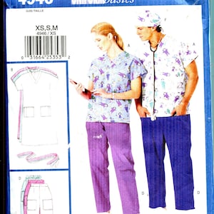 Peut inclure: Patron Butterick 4946 pour uniformes professionnels. L'emballage montre une femme et un homme portant des blouses. Les blouses sont bleu clair avec un motif, et des pantalons violets et bleus. Le patron comprend des schémas des blouses.