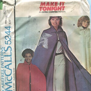 Può includere: Modello di cucito vintage McCall's 5244 con mantella sfoderata da donna. La busta del modello mostra tre donne che indossano mantelle nei toni del rosso, viola e bianco. Il testo "Make it Tonight" è in rosso.