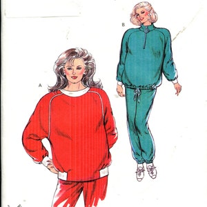 Puede incluir: Un patrón de costura vintage con ilustraciones de una sudadera roja y blanca y pantalones a juego, y un chándal turquesa. El patrón está etiquetado como "KWIK SEW" e incluye el nombre del diseñador, Kerstin Martensson.
