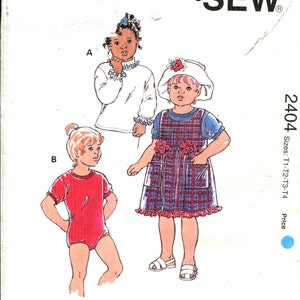 Può includere: Un modello di cucito Kwik Sew vintage, modello 2404, con illustrazioni di modelli di abbigliamento per bambini. I modelli includono una camicetta bianca, un body rosso e un vestito a quadri con cappello abbinato. Il modello è disegnato da Kerstin Martensson.