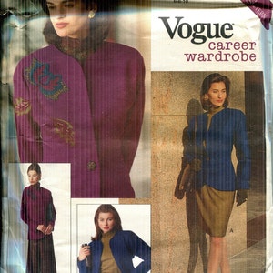 Op de afbeelding: Vogue naaipatroon voor een carrière garderobe. Het patroon toont een paarse jas met decoratieve borduursels, een blauwe jas en een rok. Maat 6-8-10.