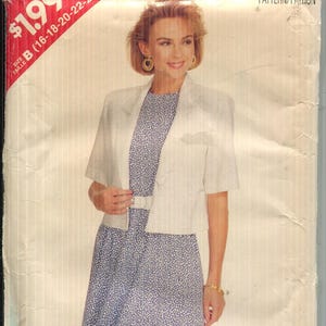 Puede incluir: Un paquete de patrones de costura vintage con una mujer vestida con un vestido y una chaqueta. El patrón está etiquetado como "See & Sew by Butterick 6161" e incluye información sobre tallas. El vestido es azul con un estampado de lunares blancos, y la chaqueta es blanca.