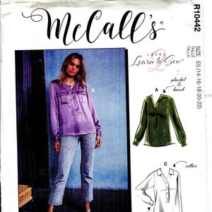 Puede incluir: Patrón de costura McCall's R10442. La imagen muestra a una mujer con una blusa morada y vaqueros. El patrón incluye diagramas de una blusa verde y blanca. El texto del patrón dice "Learn to Sew".