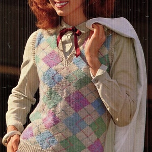 Può includere: Una donna indossa una camicia bianca con un papillon bordeaux e un gilet argyle beige con un motivo a rombi in tonalità di rosa, blu e verde. Il gilet ha un collo a V ed è indossato sopra una camicia bianca. La donna tiene una giacca bianca sulla spalla. Il testo "ARGYLE VEST IN 3 WEIGHTS" è visibile nell'angolo in alto a destra dell'immagine. Il testo "style no. 8344" è visibile sotto il testo "ARGYLE VEST IN 3 WEIGHTS". Il testo "directions on page 13" è visibile sotto il testo "style no. 8344".