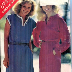 Può includere: Modello di cucito vintage con due abiti. Uno è un abito midi blu con colletto bianco e cintura. L'altro è un abito midi rosa a maniche lunghe con cintura. Il modello è etichettato "6943" e "See & Sew by Butterick."