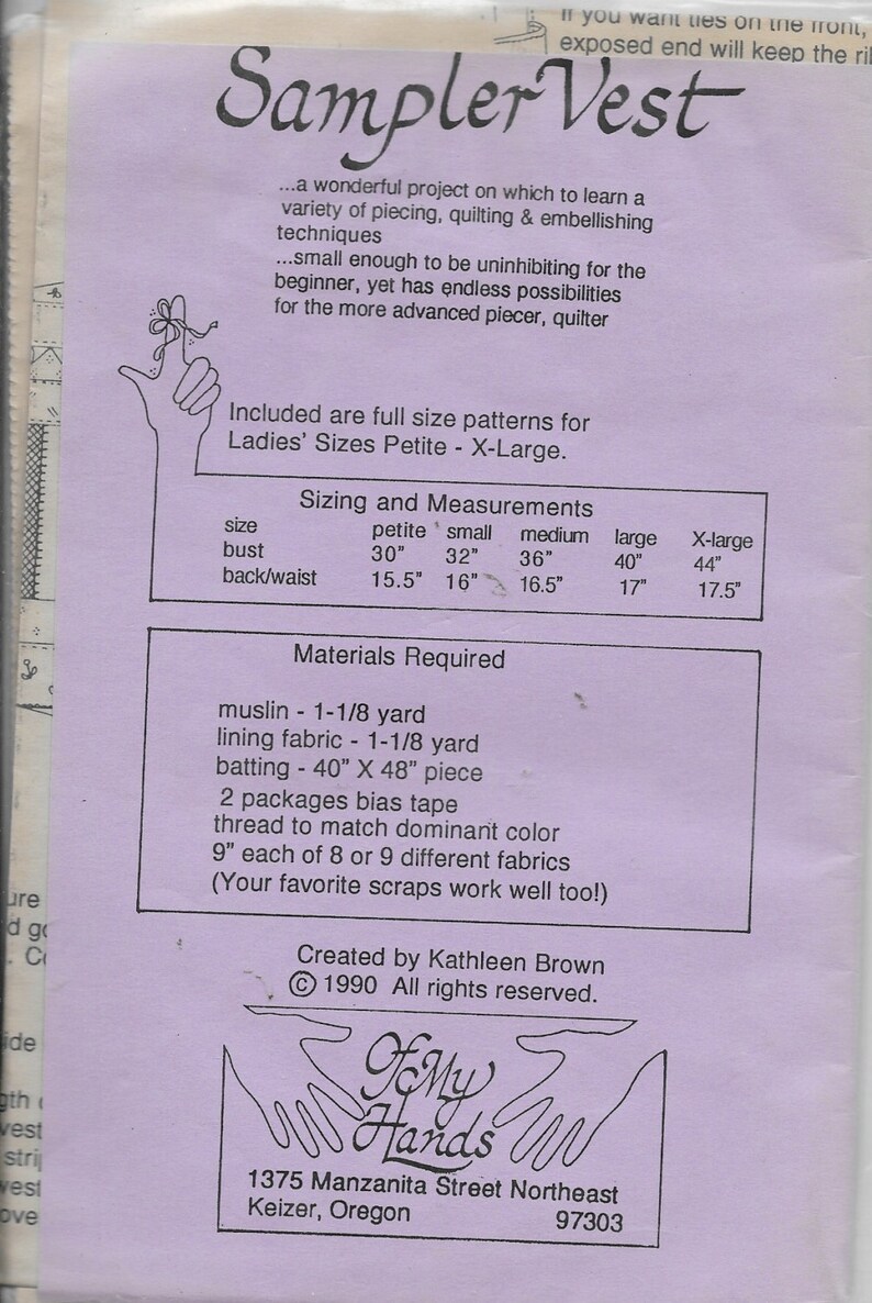 Peut inclure: Un patron de couture sur papier violet intitul&eacute; "Sampler Vest", avec des informations sur les tailles et les mat&eacute;riaux. Le patron comprend des mesures de poitrine de 76 cm &agrave; 112 cm et des mesures de dos/taille de 39 cm &agrave; 44 cm. Il liste des mat&eacute;riaux comme la mousseline, la doublure et le biais.