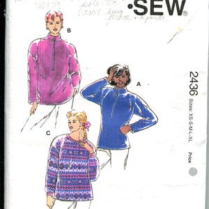 Puede incluir: Patrón Kwik Sew 2436, con ilustraciones de tres tops diferentes. El patrón incluye tallas XS a XL. Los tops incluyen una cremallera púrpura, una cremallera azul y un suéter estampado. Diseñado por Kerstin Martensson.