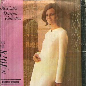 Peut inclure: Patron de couture vintage McCall's Designer Collection N/1078. La couverture présente une femme en robe blanche. Le patron est de taille 14, tour de poitrine 91 cm. La couverture est rose et noire avec le texte "Designer Original".
