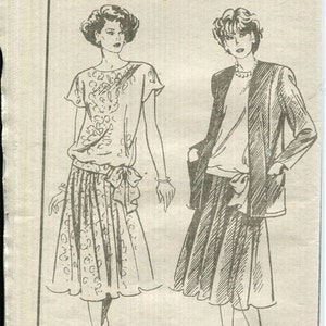 Op de afbeelding: Vintage naaipatroon met illustraties van twee damesmode ontwerpen. Eén ontwerp is een jurk met een strik, de andere een rokpak met een jasje. Patroonnummer is 5694, maten K(8-10-12) en R(14-16-18).