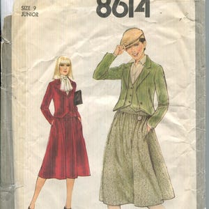 Puede incluir: Patrón Simplicity vintage 8614 para tallas junior. La imagen muestra ilustraciones de dos conjuntos: un traje rojo y una chaqueta verde con falda. El patrón incluye el texto "Simplicity Fashion News" y "SIZE 9 JUNIOR".