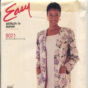 Può includere: Una busta per cartamodello McCall's con una donna che indossa una giacca con stampa floreale. La busta riporta il testo "Easy stitch 'n save" e il numero del modello 8021. La taglia è A [10-12-14-16].