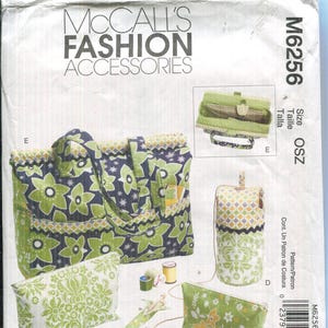 Può includere: Modello di accessori moda McCall's M6256. L'immagine mostra vari accessori, tra cui una borsa tote, una pochette e un beauty case. Gli accessori presentano motivi floreali e geometrici in verde, blu e giallo.