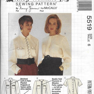 Puede incluir: Un patrón de costura vintage titulado "Busy Woman's Sewing Pattern" de Nancy Zieman para McCall's. El patrón presenta ilustraciones de blusas con varios detalles de diseño, incluyendo puños, tapetas y cuellos. Talla 6.