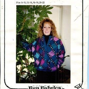 Puede incluir: Una portada de patrón para la chaqueta Carol's Run Around. La chaqueta es un diseño acolchado en tonos de azul, morado y rosa. La portada incluye el texto "Fun Fabrics" y opciones de tallas.