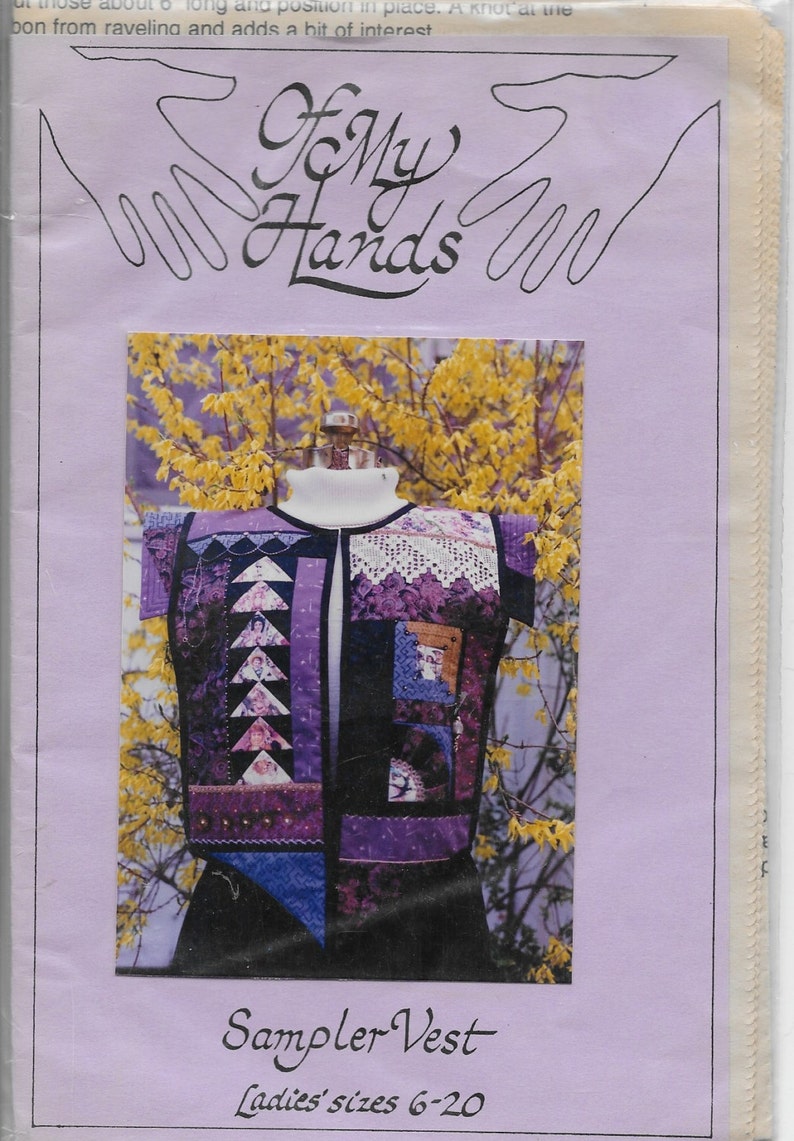 Peut inclure: Un patron de couture intitul&eacute; "To My Hands" pr&eacute;sentant un gilet d'&eacute;chantillon. Le gilet est pr&eacute;sent&eacute; sur un mannequin et est un motif patchwork dans les tons de violet, noir et blanc. Le texte "Sampler Vest" et "Ladies' sizes 6-20" sont &eacute;galement visibles.