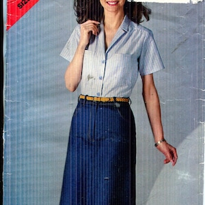 Pode incluir: Uma capa de padrão de costura vintage com uma mulher vestindo uma camisa listrada azul e branca e uma saia jeans azul escuro. O padrão é rotulado "See & Sew" com o número 5133 e o tamanho B (14-16-18).