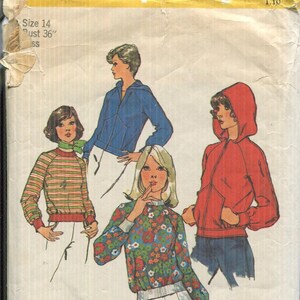 Puede incluir: Un sobre de patrón de costura vintage Simplicity, talla 14, busto 91 cm, con ilustraciones de cuatro prendas: una camiseta de rayas de manga larga, una sudadera azul con cremallera, una sudadera roja con cremallera y una blusa floral.