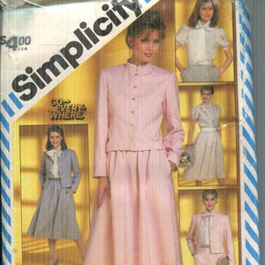 以下が含まれることがあります： サイズ12のSimplicity 5834型紙封筒。ライトピンクのジャケットとスカートのセット、ブルーのジャケットとスカートのセット、白いブラウスとスカート、ライトピンクのジャケットとパンツの組み合わせがイラストで描かれています。