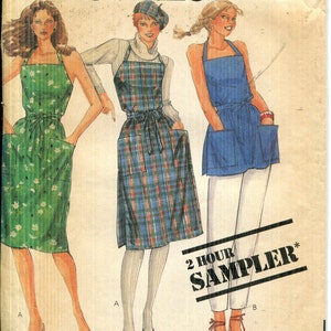 以下が含まれることがあります： ヴィンテージMcCall'sの縫製パターン。ラップドレスとトップのデザインが3種類あります。デザインには、グリーンの花柄ドレス、チェック柄のエプロンドレス、ブルーのエプロントップが含まれます。パターンは「2 Hour Sampler」と表示されています。