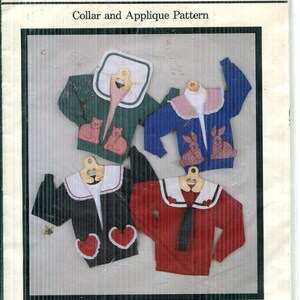 Può includere: Modello Fabricraft per giacche di felpa per bambini. L'immagine mostra quattro modelli di giacche: verde con applicazioni di orsi, blu con applicazioni di conigli, nero con applicazioni di cuori e rosso con colletto da marinaio. Il testo recita: "Quattro modelli per trasformare una felpa acquistata in una giacca."
