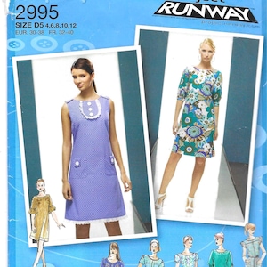Puede incluir: Patrón de costura Simplicity 2995, talla D5, con un vestido azul de lunares con ribete blanco y un vestido con estampado floral. El patrón incluye múltiples diseños de vestidos y está inspirado en Project Runway.
