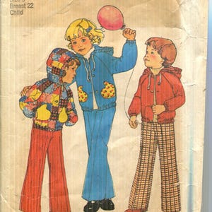 Puede incluir: Patrón de costura Simplicity vintage con ilustraciones de ropa infantil. El diseño incluye un mono azul, una chaqueta roja y una chaqueta patchwork con pantalón a juego. El patrón es para la talla 3 y pecho 22.
