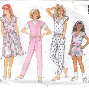 Pode incluir: Um envelope de molde de costura Butterick Classics 3840 com ilustrações de cinco estilos de roupa diferentes, incluindo um romper branco sólido, um vestido floral, um macacão rosa, um macacão de bolinhas e um romper estampado nos tamanhos 7-8-10.