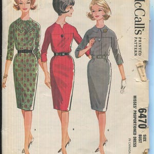 Pode incluir: Padrão de costura vintage da McCall's com três designs de vestidos. As ilustrações mostram vestidos em verde, vermelho e cinza, cada um com uma silhueta ajustada, um cinto e comprimentos de manga variados. O número do padrão é 6470.