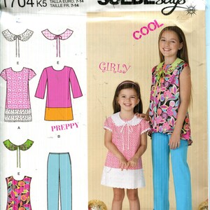 Puede incluir: Patrón de costura Simplicity 1704 K5 con diseños para niñas, que incluyen tops, vestidos y pantalones. El patrón muestra un vestido rosa con un diseño geométrico blanco, un top rosa con un dobladillo naranja y pantalones azules. Las palabras "Cool" y "Girly" son visibles.