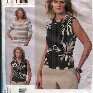 Puede incluir: Patrón de costura Vogue Patterns V1085. El patrón incluye múltiples diseños de tops. Un top es un top envolvente sin mangas con estampado floral. Otro top es una camisa de manga larga a rayas. El patrón incluye todas las tallas.