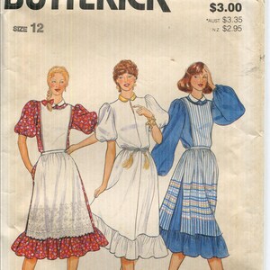 Pode incluir: Envelope de molde de costura Butterick 4276 tamanho 12, com ilustrações de três estilos de vestido diferentes. Os designs incluem mangas bufantes, bainhas com babados e padrões de tecido variados, como estampas florais e listras azuis e brancas.